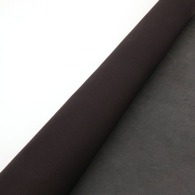 Peau de chèvre. Cuir finition mat. Teinte Noir