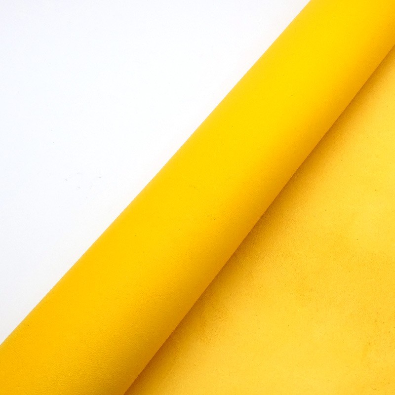 Peau d'agneau. Cuir lisse. Teinte Jaune