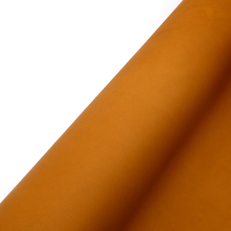 Vachette. Cuir lisse mat avec de la tenue, touché gras. Miel