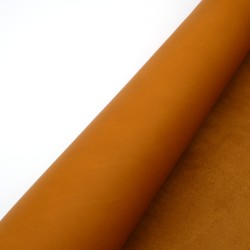 Vachette. Cuir lisse mat avec de la tenue, touché gras. Miel